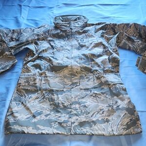 PARKA ALL-PURPOSE ENVIRONMENTAL CAMOUFLAGE JACKET GREEN SIZE LARGE LONG IS USED